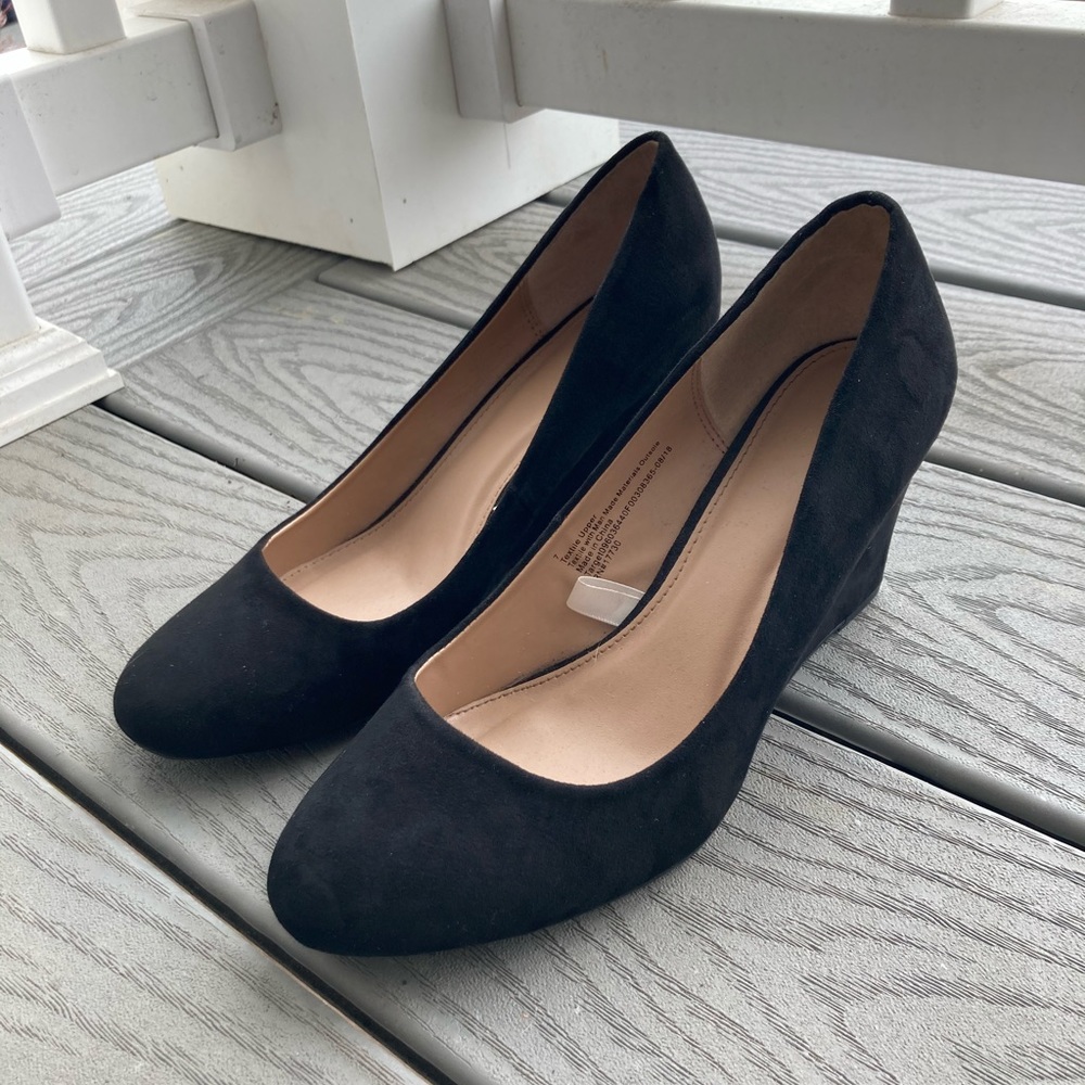 Universal Thread Black Faux Suede Wedge Heels sz 7